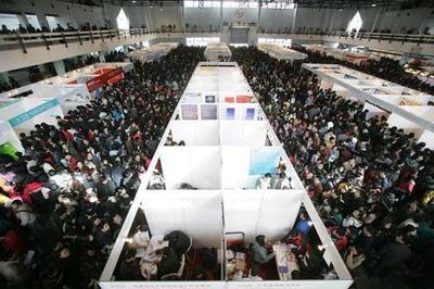 北京舉行春節(jié)后最大規(guī)模招聘會 人潮涌動(組圖)